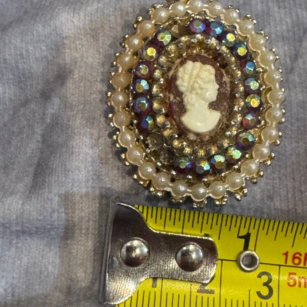 Elegant‎ Cameo Pearl Brooch/Pin